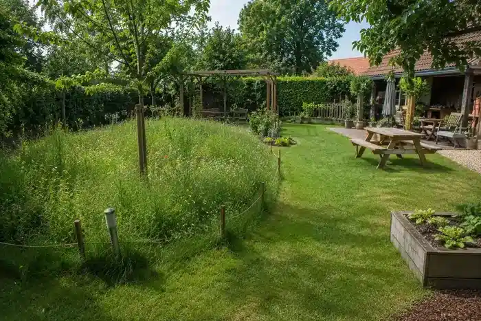 Familiengarten mit bewachsener, nicht bewirtschafteter Zone und separatem Aufenthaltsbereich
