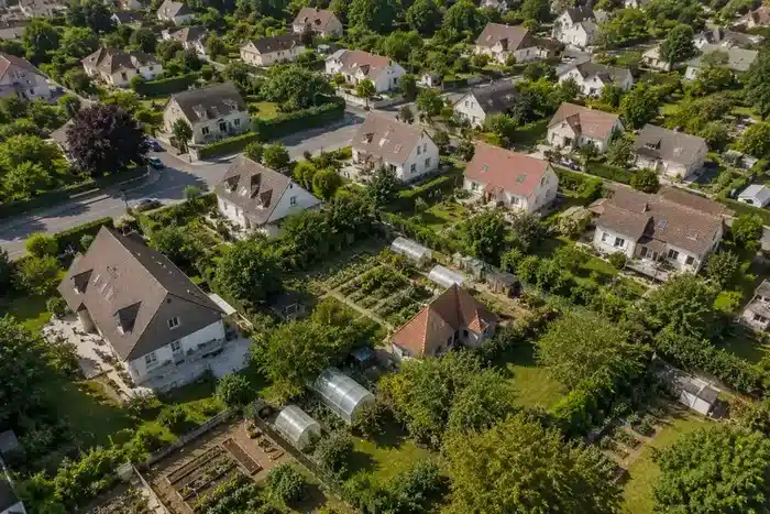 Vue aériende quartier résidentiel mit Gärten und Gemüsegärten