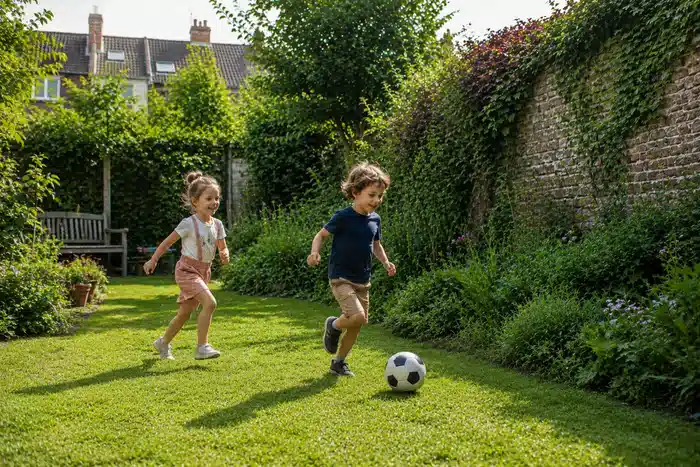 Enfants jouant in un tuin résidentiel