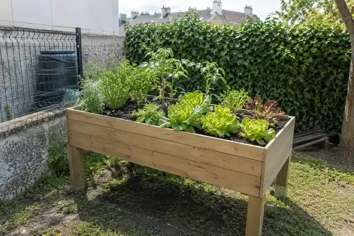Bac moestuin surélevé en bois in un tuin urbain